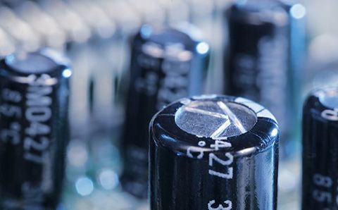 哪些材料會影響超級電容器的性能？