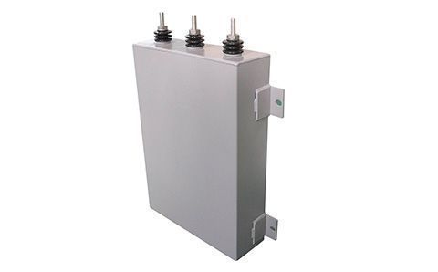 電容器的電容量一般是多少？可能與什么有關？